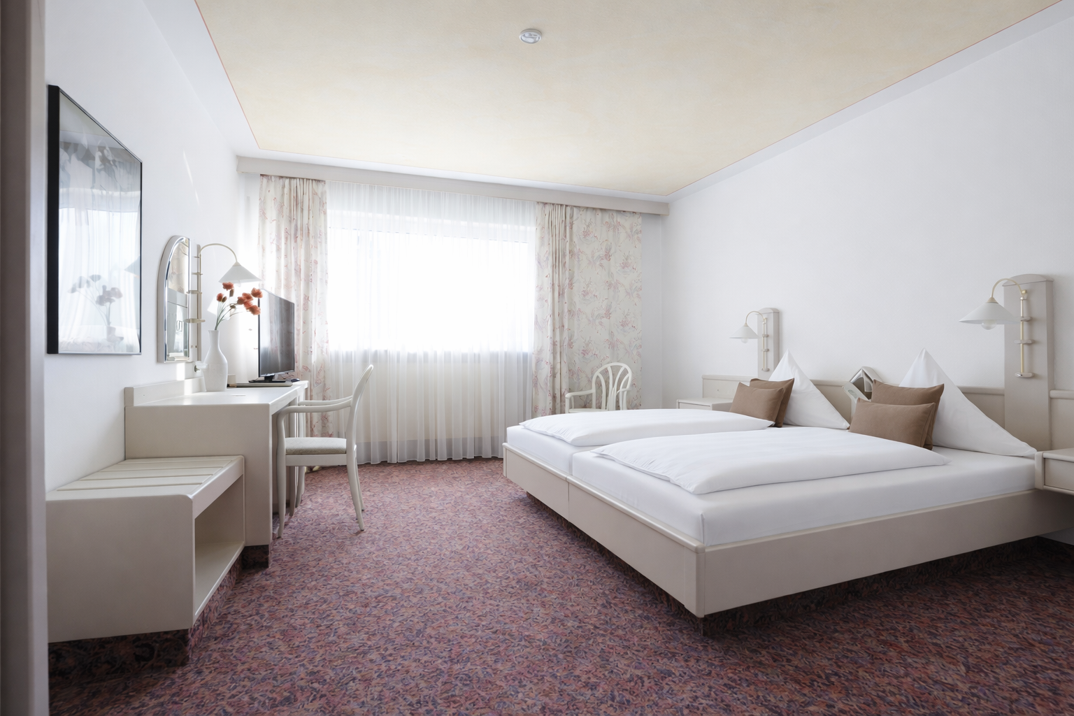 Das Doppelbett im Arthotel ANA Panorma