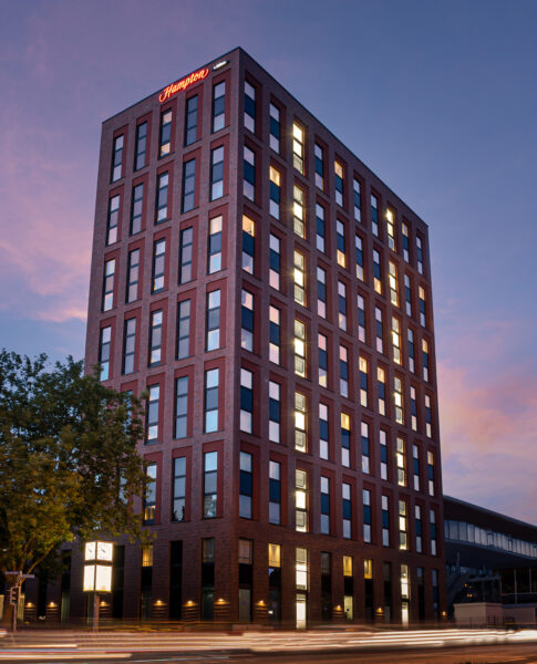 Die Außenansicht des Hampton by Hilton Kiel abends