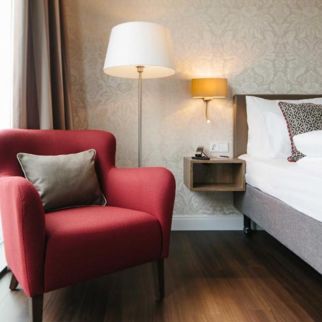 Ein Sessel in einem Zimmer vom Chester Hotel in Heidelberg