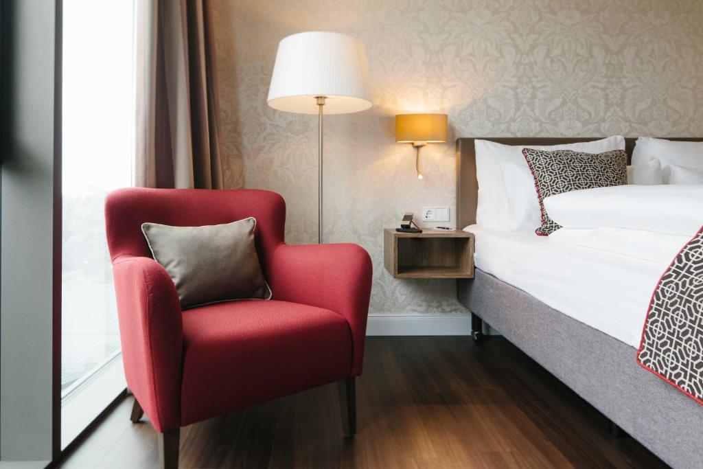 Ein Sessel in einem Zimmer vom Chester Hotel in Heidelberg