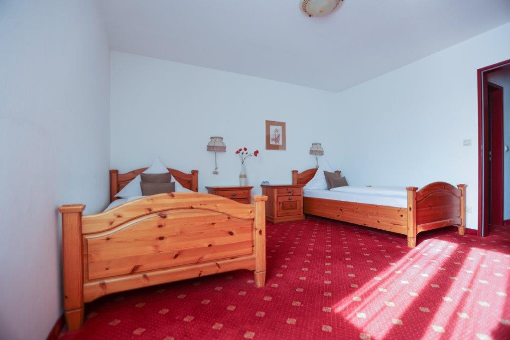 Ein Zimmer mit Einzelbetten im Arthotel ANA Panorama