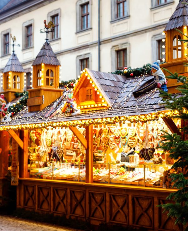 Eine Hütte mit Lebkuchenherzen auf einem Weihnachtsmarkt