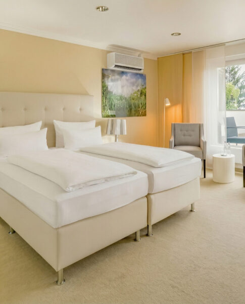Ein Doppelzimmer mit Sitzgelegenheiten im rugs Hotel Köln