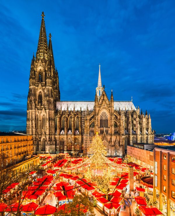 Der Weihnachtsmarkt in Köln von oben mit Blick auf den Dom