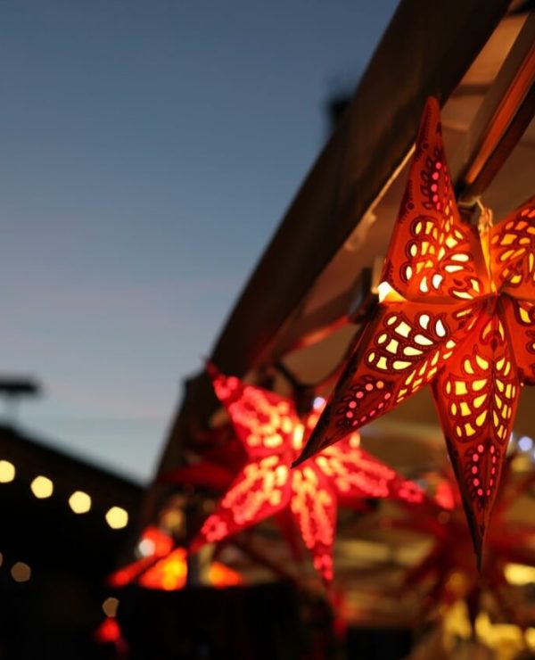 Ein Weihnachtsstern auf einem Weihnachtsmarkt