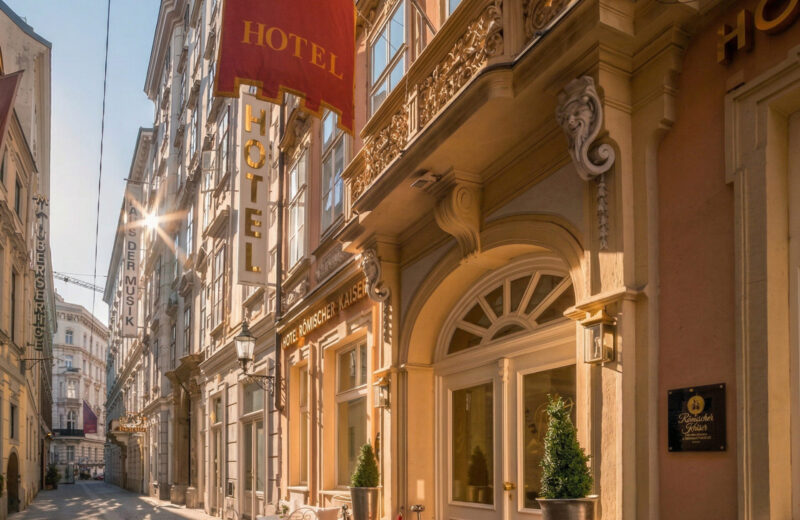 Die Außenansicht des Schlosshotel Römischer Kaiser