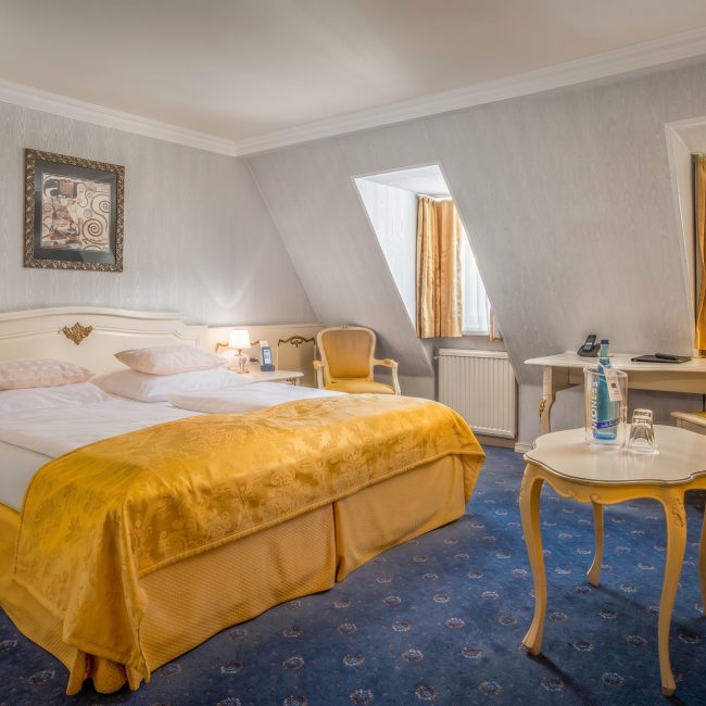 Ein Zimmer im Schlosshotel Römischer Kaiser