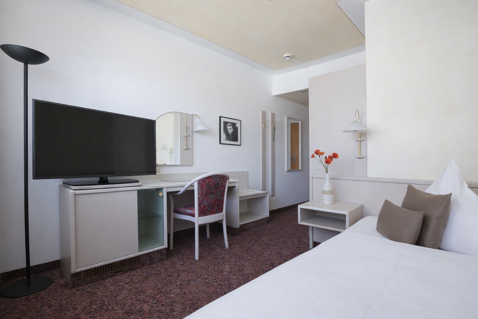 Das Einzelzimmer mit Schreibtisch im Arthotel ANA Panorama