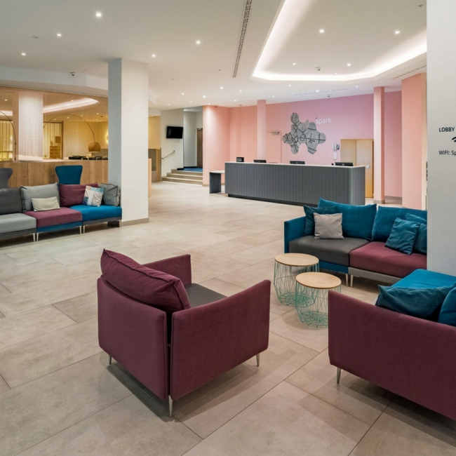 Der Sitzbereich im Spark by Hilton Wuppertal