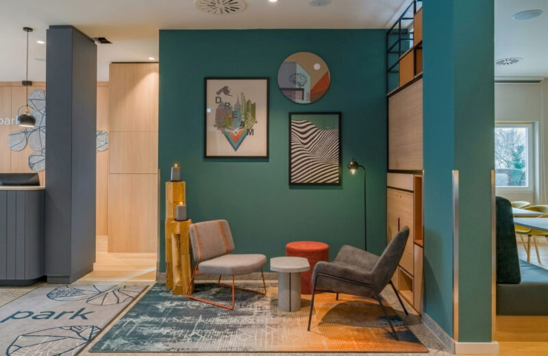 Die Lobby mit Sesseln im Spark by Hilton Sindelfingen