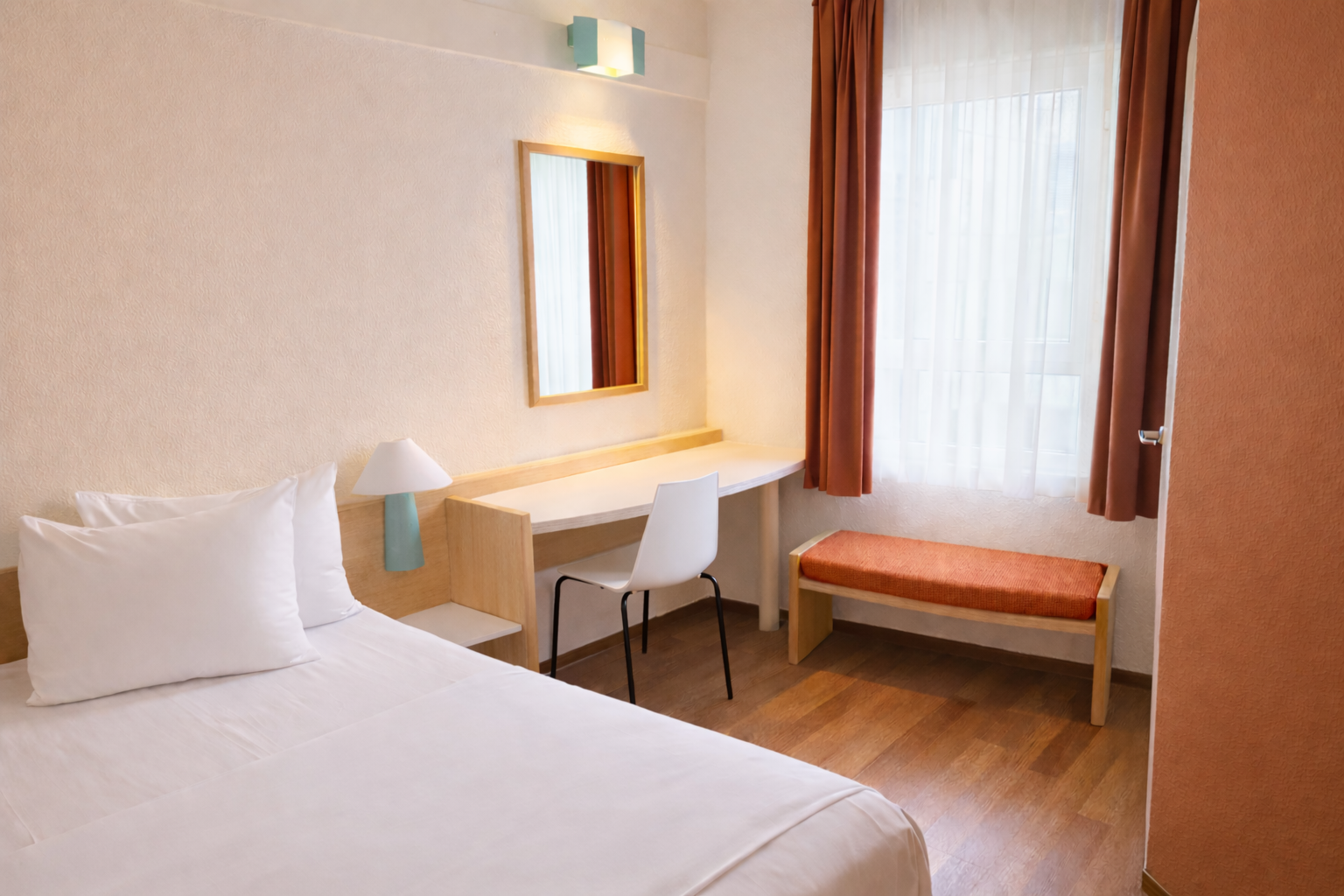 Ein Zimmer mit Schreibtisch im Ibis Augsburg Hauptbahnhof