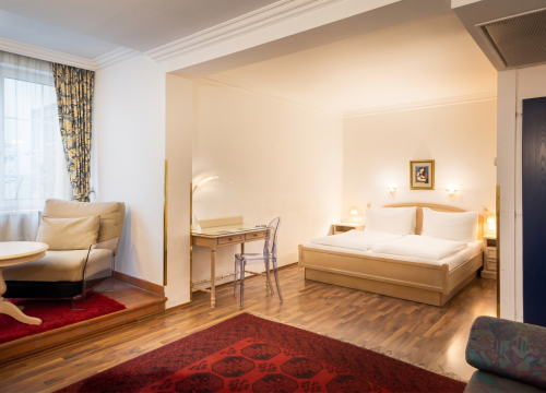 Ein Zimmer mit Doppelbett und Schreibtisch im Arthotel ANA Gala Vienna 