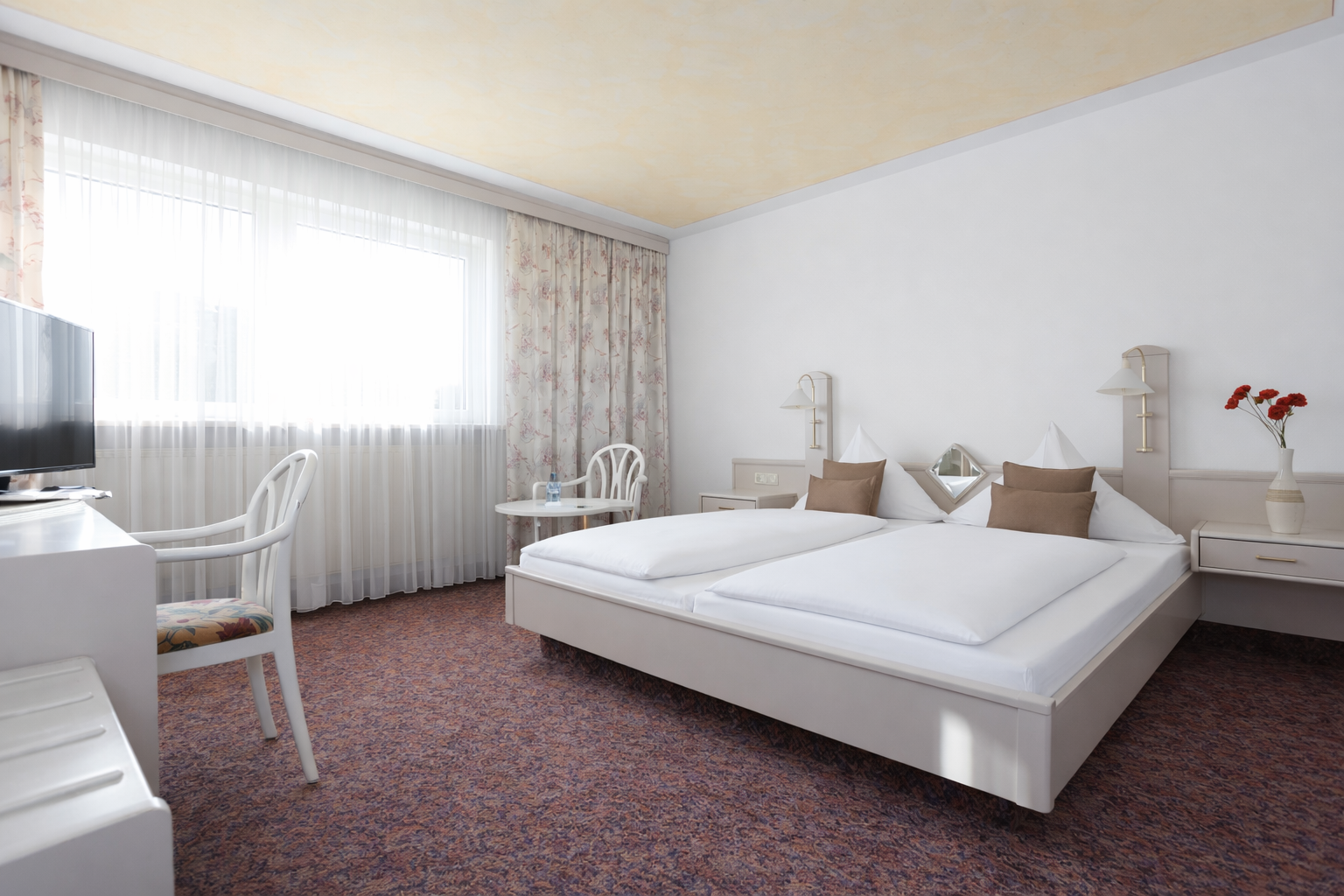 Ein Doppelzimmer mit Schreibtisch im Arthotel ANA Panoramas