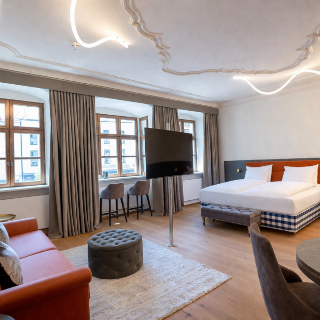 Ein Zimmer mit Fernseher im Maxim Suites