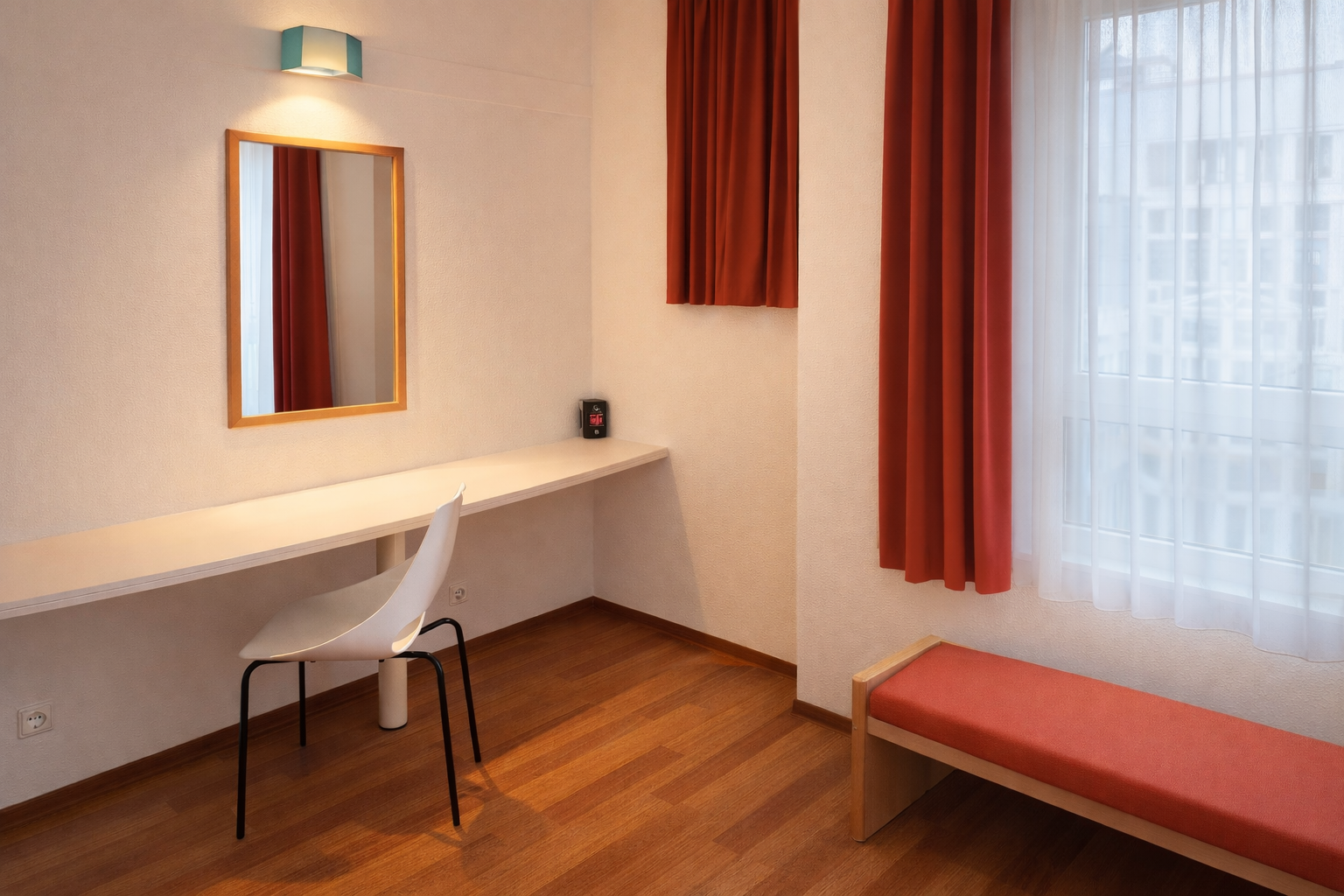 Die Einrichtung eines Zimmers im Ibis Augsburg Hauptbahnhof