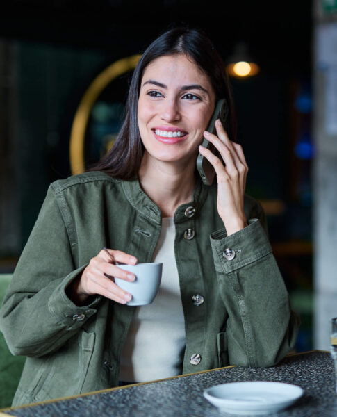 Frau, die Kaffee trinkt