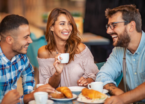 Freunde beim Frühstücken