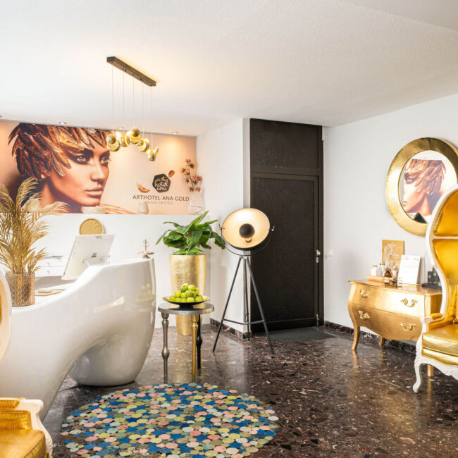 Der Rezeptionsbereich im Arthotel ANA Gold