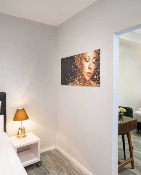 Ein Dreibettzimmer mit Doppelbett und Einzelbett im Arthotel ANA Gold