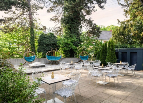 Der Außenbereich mit Sitzgelegenheiten im Arthotel ANA Gold